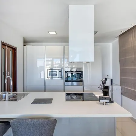 Modern Seaside Penthouse Jacuzzi Bbq Sun Deck *