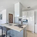 Modern Seaside Penthouse Jacuzzi Bbq Sun Deck Daire *