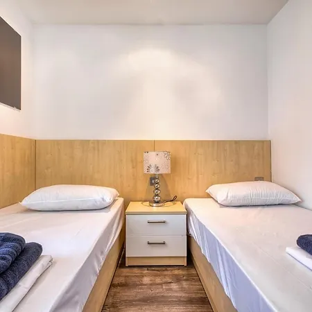 Modern Seaside Penthouse Jacuzzi Bbq Sun Deck