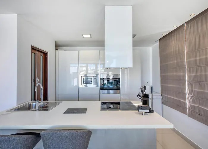 Modern Seaside Penthouse Jacuzzi Bbq Sun Deck *