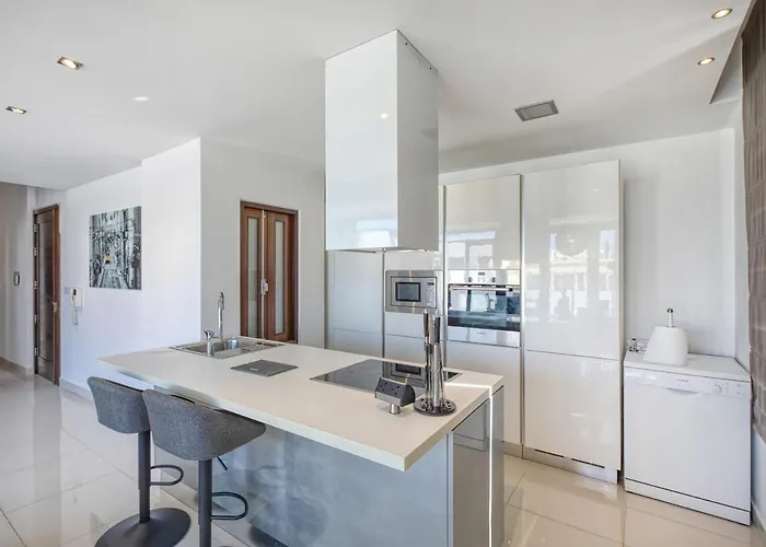 Modern Seaside Penthouse Jacuzzi Bbq Sun Deck Apartment *